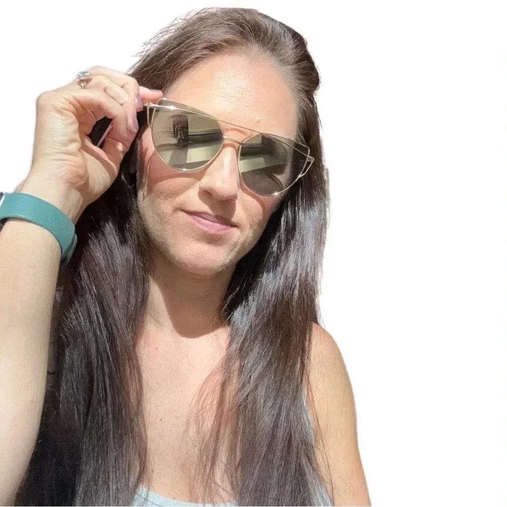 Yellow gold color mirrored sunglasses